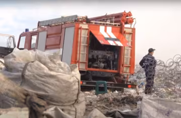 ликвидация пожара на свалке, скриншот из видео