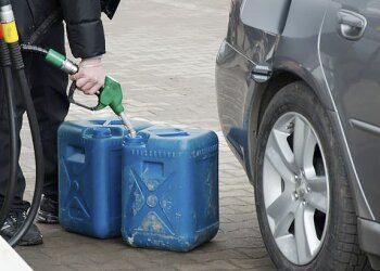 Бензин в Украине подешевеет, фото: УНИАН