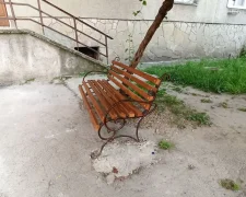 Лавочка у подъезда многоэтажки