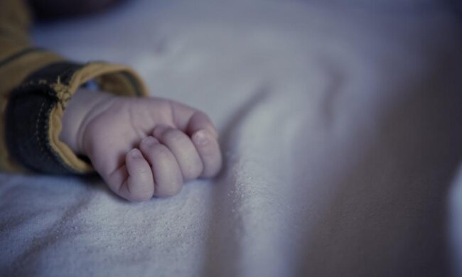 П'яна мати покинула немовля серед парку 