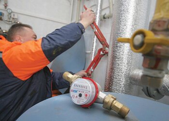 Мастер проверяет счетчик воды