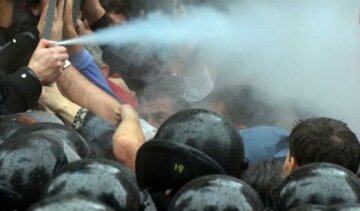 Пенсионеров разогнали слезоточивым газом