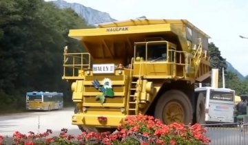 Монстр на колесах: австрійці шокували величезним таксі