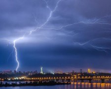 Погода в Україні: грози і град зваляться, як сніг на голову