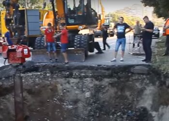 У Києві асфальт пішов під землю під носом у Кличка