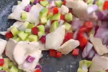 Паста з куркою та овочами, кадр з відео