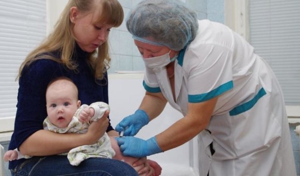 Перебої з вакцинацією опустили Україну на чергове дно 