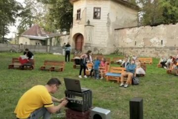 Закарпатський замок перетворили на кінотеатр, скріншот