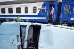 На Прикарпатті потяг зніс самовпевненого "шумахера" на автомобілі — думав проскочити
