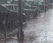 Ливень в Одессе: как по городу проплывали камни, машины и дети до 12-ти лет