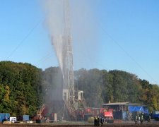 В Полтавской области спасатели ликвидируют газовый фонтан (фото)