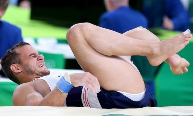 Ужасы Олимпиады: французский гимнаст получил шокирующую травму (ВИДЕО 18+)