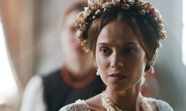 Шанувальники серіалу "Кріпосна" не залишають сценаристів в спокої: "Коли третій сезон?"