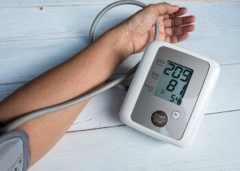 Простые продукты, которые реально снижают давление: врачи советуют включить их в меню прямо сегодня