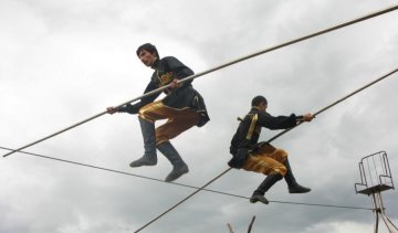 Китайські канатохідці зірвалися у річку, є загиблі