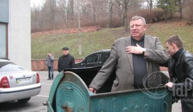 Активисты затолкали чиновника в мусорник (видео)