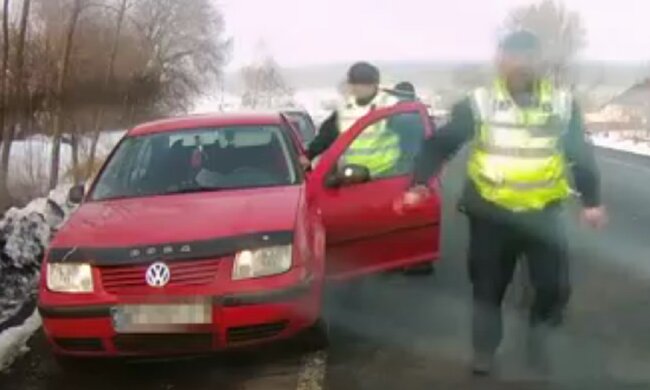 Жінка народила за кермом, кадр з відео: Facebook поліція Волинської області