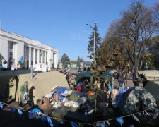 Кровь, боль и крики ужаса: под Радой зачистили палаточный городок в лучших традициях Януковича