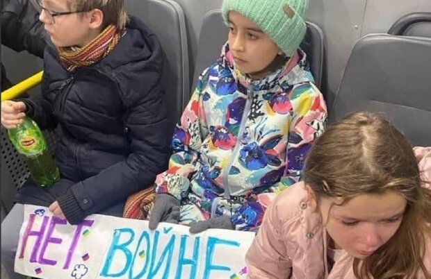 Діти в РФ пісял мітингу проти війни