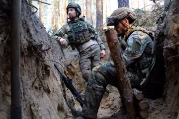 Військові ЗСУ у окопі. Фото: Мілітарі медіа центр