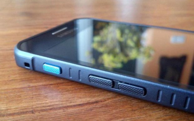 Крепче стали: Samsung анонсировала защищенный смартфон