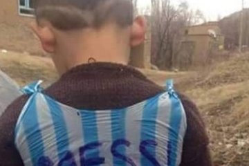 Месси ищет мальчика, сделавшего футболку с его именем