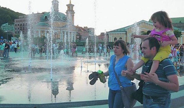На Почтовой площади установили фонтан и 17 скамеек (фото)