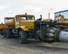 Унікальний КрАЗ чистить аеродром авіаційним двигуном (фoтo)