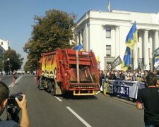 "Правий сектор" готується люструвати парламент сміттєвозом (фото) 