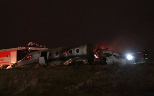 Самолет с десятками пассажиров рухнул после взлета