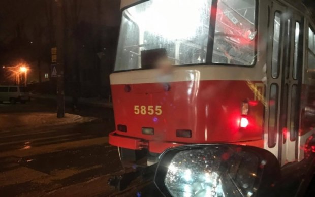 Пьяный водитель спровоцировал трамвайную пробку в Киеве