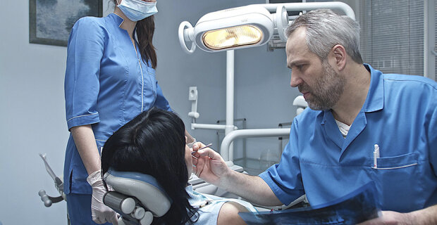 Продал машину - вставил челюсть: во Франковске рекордно подорожают услуги стоматолога