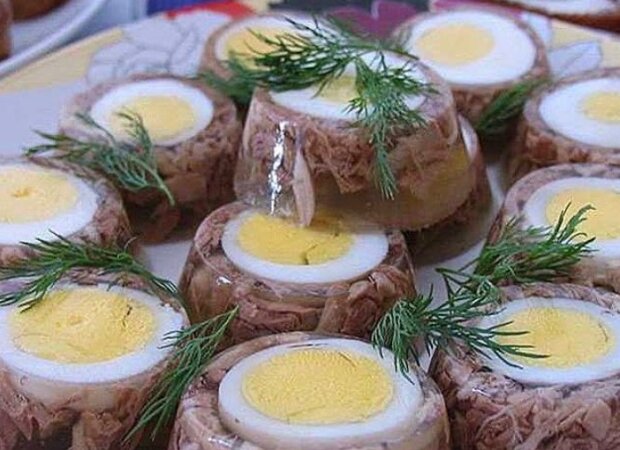 Порционный холодец с яйцами к новогоднему столу - удиви своих гостей