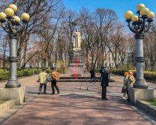 В Києві націоналісти намагаються знести пам'ятник кривавому генералу: трансляція