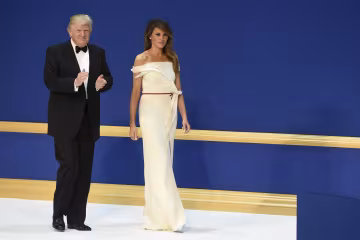 Трамп унизил Меланию на глазах у всего мира, это видео взорвало соцсети: ко мне, собачка