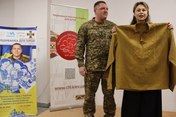 Сотні рук і сердець: як у Національній бібліотеці для дітей створили особливу вишиванку для Героя