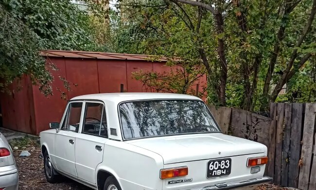 Жигулі "копійка" з чорними номерами