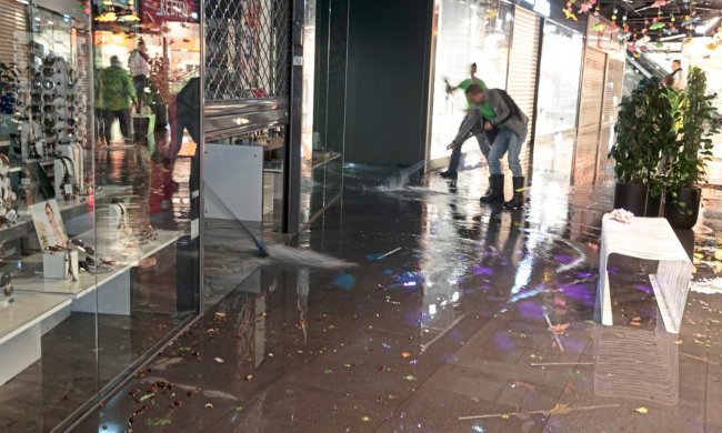 У Києві популярний магазин пішов під воду: стихія підкинула грандіозні знижки