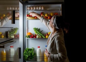 Жінка, яка лізе до холодильника
