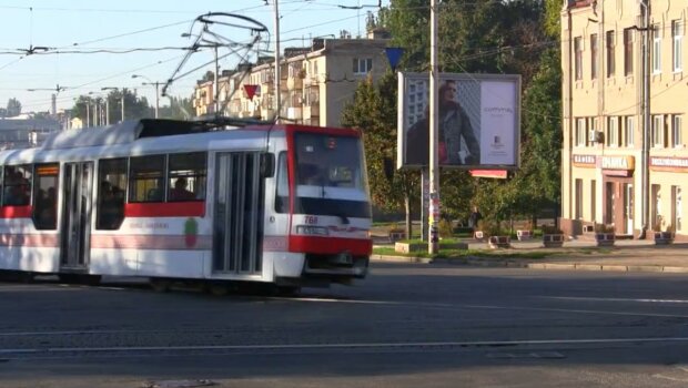 У Запоріжжі "голий" чоловік перегородив шлях трамваю - "Я не їду – ніхто не їде!"