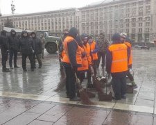 Комунальники вже розбирають намети «третього Майдану»