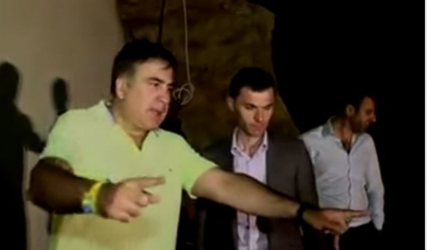 В Одессе ночью Саакашвили демонтировал забор на частный пляж (видео)