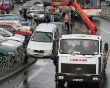 У Києві дозволили забирати з вулиці чужі машини, замішані копи: не залишайте своїх крихіток