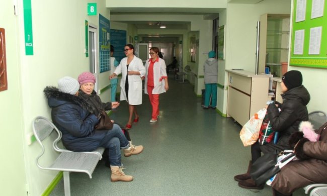 Эпидемия кори в Украине набирает обороты: девочка ждала помощи в общей очереди, скорая не приехала