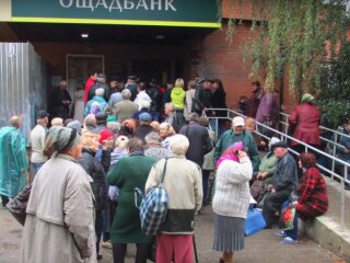 черга в банк, скріншот з відео