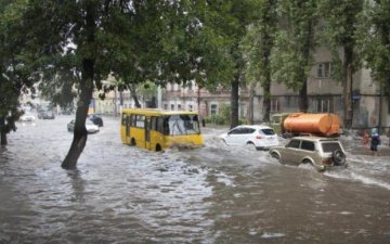 Українська Венеція: вулиці Львова заполонила велика вода