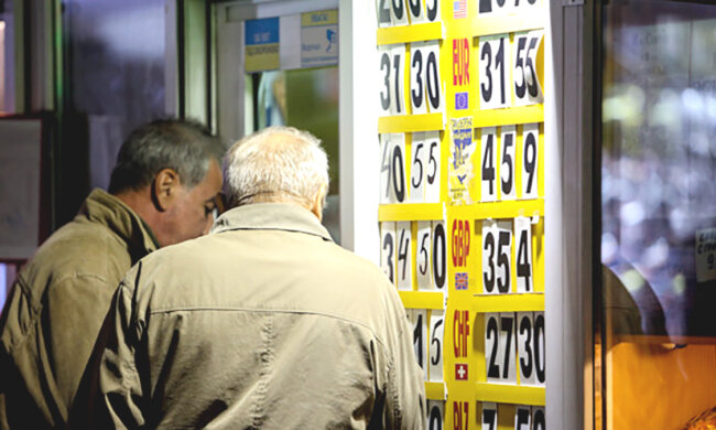 Курс валют на 16 серпня: долар потягнув гривню донизу