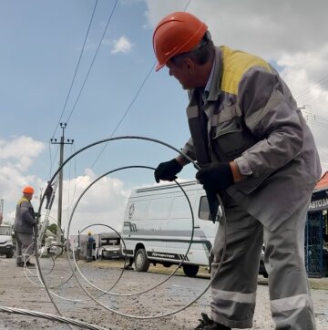ДТЕК Одеські електромережі відновлюють світло після ворожих атак