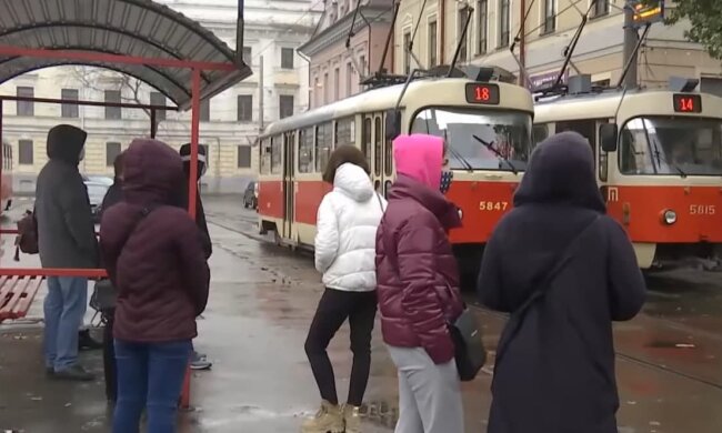 украинцы на остановке, скриншот с видео