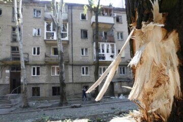 Черговий обстріл Донецька: терористи знищили будинок
